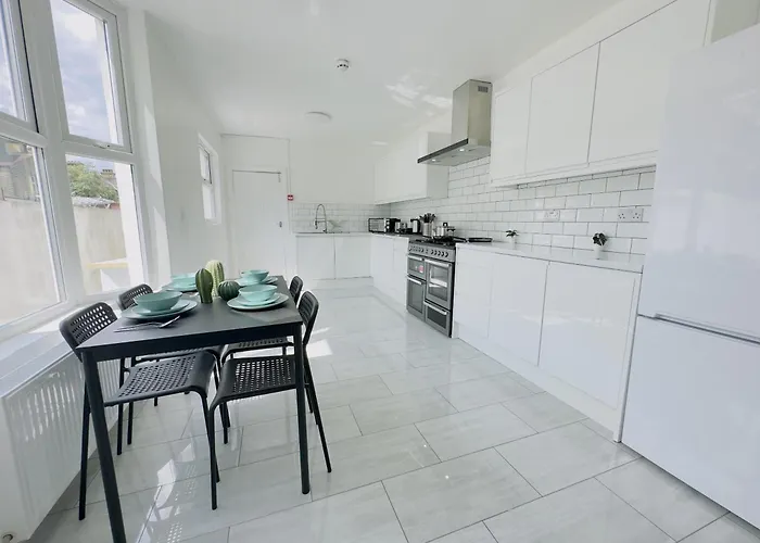 Leyton House - Sleepylodge London